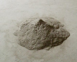 Nora Mertes, Ein auf seinen Grundriss reduzierter Stein im Maßstab 1:1 / Berg aus Steinstaub